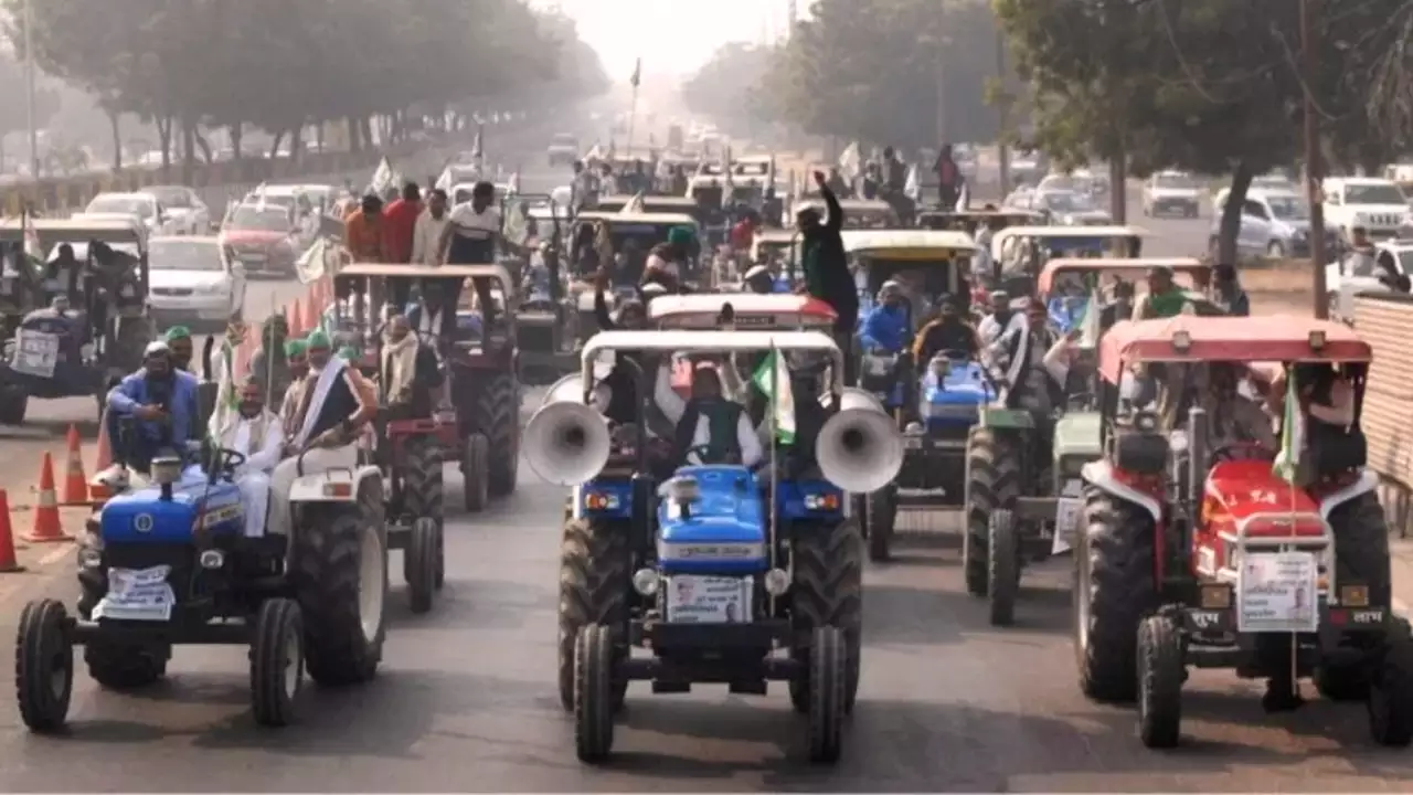farmers tractor on delhi roads